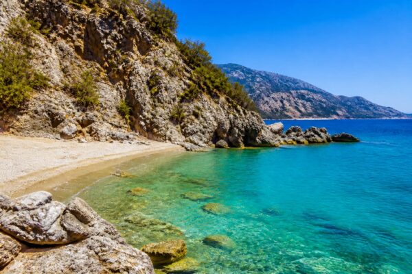 Creta și Maldive domină topul Condé Nast Traveler pentru 2026. Lista scurtă include 11 insule alese de cititori