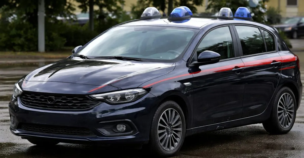 Patru bărbați cu peruci au jefuit un magazin de bijuterii în Milano