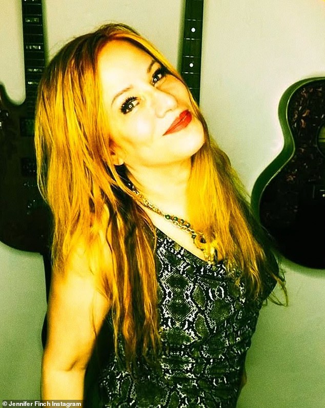 Jennifer Finch, basista L7, a murit la 59 de ani, la scurt timp după o operație pe creier