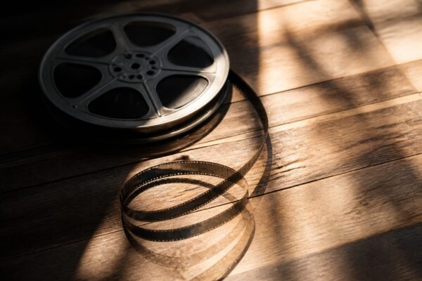 Variety l-a inclus pe John Leguizamo în topul celor mai bune interpretări Nolan