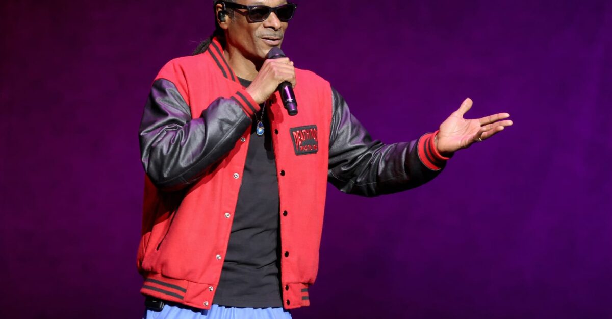 Jonathan Daviss preia rolul lui Snoop Dogg în biopicul „Snoop”. Filmul are data de lansare 6 august 2027