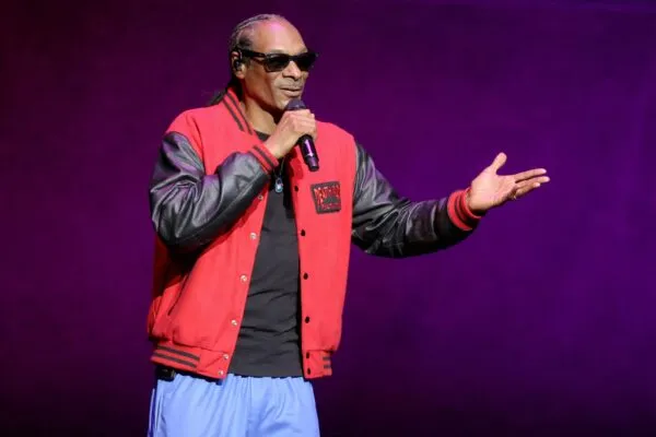 Jonathan Daviss preia rolul lui Snoop Dogg în biopicul „Snoop”. Filmul are data de lansare 6 august 2027