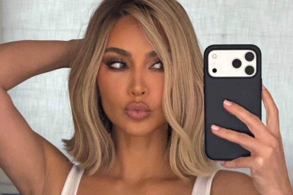 Kim Kardashian a reaprins Instagramul într-o lenjerie roz