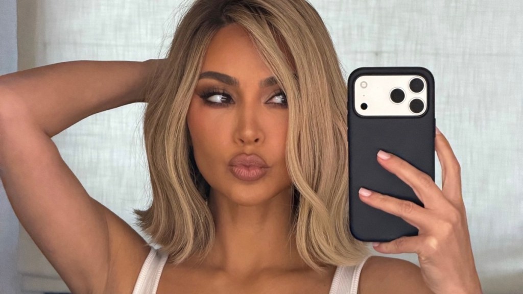 Kim Kardashian a reaprins Instagramul într-o lenjerie roz