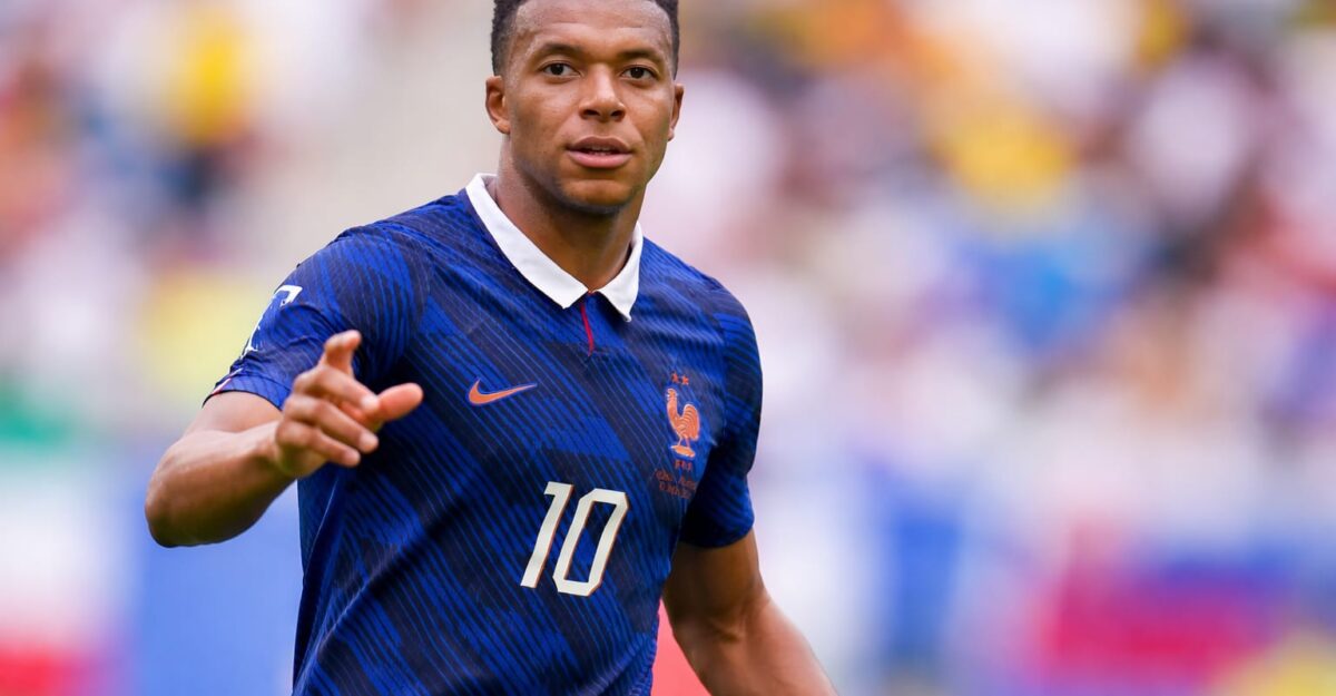 Kylian Mbappé a șters o poză cu Ester Expósito în echipamentul Franței