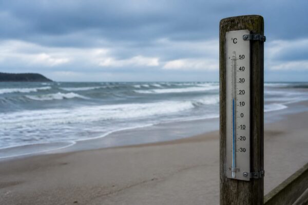 13 grade la Constanța și un deces în Mamaia. Cât mai ține răcirea bruscă a apei de la mare
