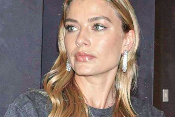 Margot Robbie reaprinde febra costumului de baie alb, imaginile din Sifnos au 1,4 milioane de vizualizări