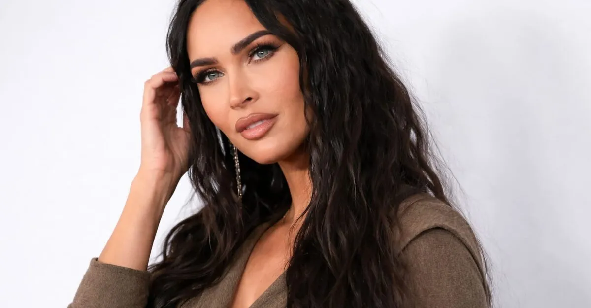 Megan Fox a reapărut în lenjerie neagră transparentă, construind o imagine nouă