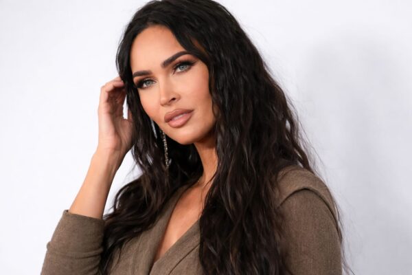 Megan Fox a reapărut în lenjerie neagră transparentă, construind o imagine nouă
