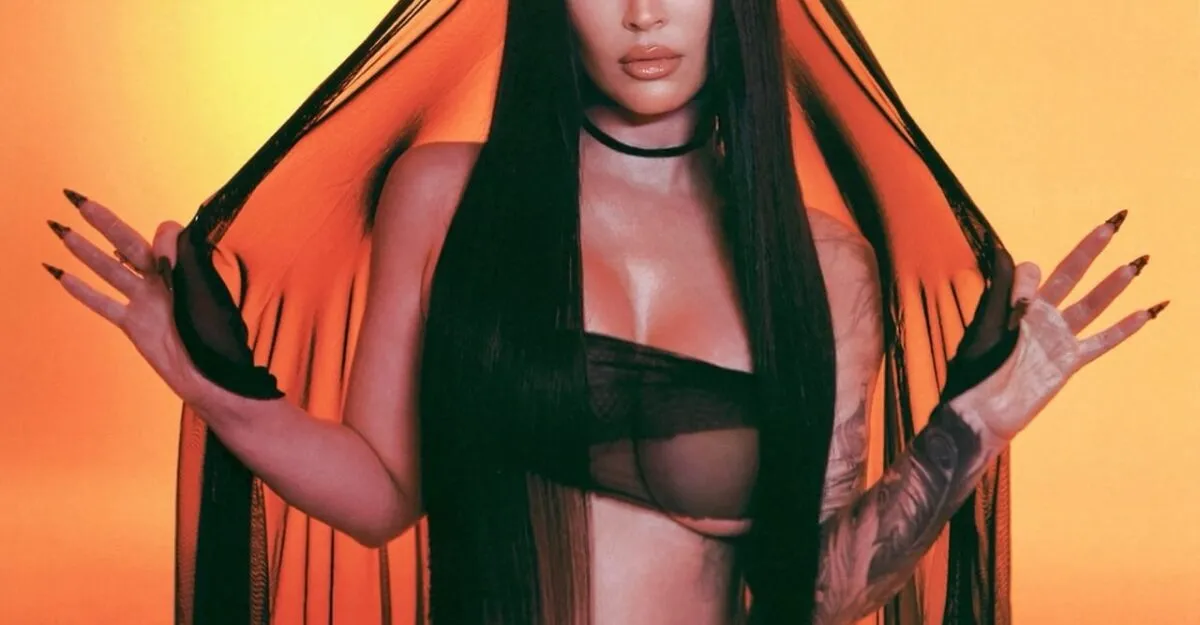Megan Fox și-a asumat estetica gotică cu lenjerie neagră. Cum își controlează actrița revenirea online după despărțire