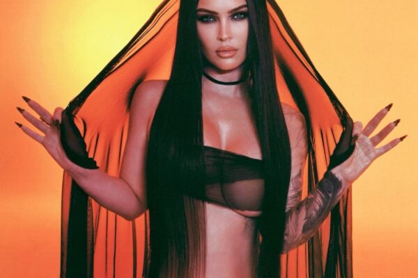 Megan Fox și-a asumat estetica gotică cu lenjerie neagră. Cum își controlează actrița revenirea online după despărțire