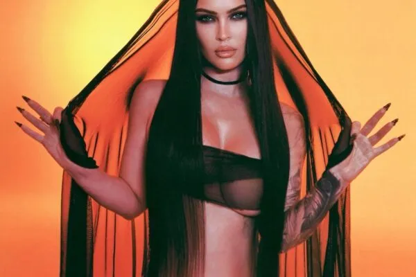 Megan Fox și-a asumat estetica gotică cu lenjerie neagră. Cum își controlează actrița revenirea online după despărțire