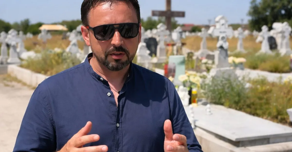 Tatăl lui Sebi Olariu a arătat mormântul îngrijit al fiului, cu o băncuță așezată lângă