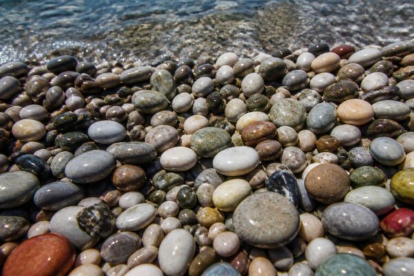 Lefkada are un detaliu ascuns pe plajele vedetă. Multe locuri populare au pietricele, nu nisip fin