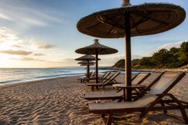 Vama Veche a scumpit șezlongul la 80-100 de lei în weekend. Unde găsiți plajă mai ieftină în 2026?