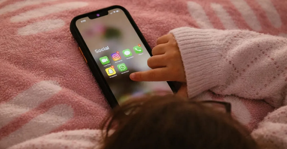 Un studiu UCLA leagă telefonul personal de scoruri mai slabe la citire. Ce nu contează, de fapt, în clasă