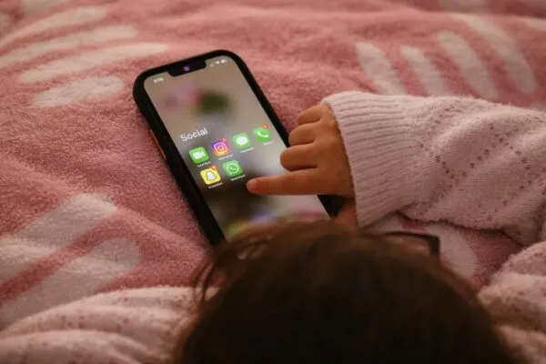 Un studiu UCLA leagă telefonul personal de scoruri mai slabe la citire. Ce nu contează, de fapt, în clasă
