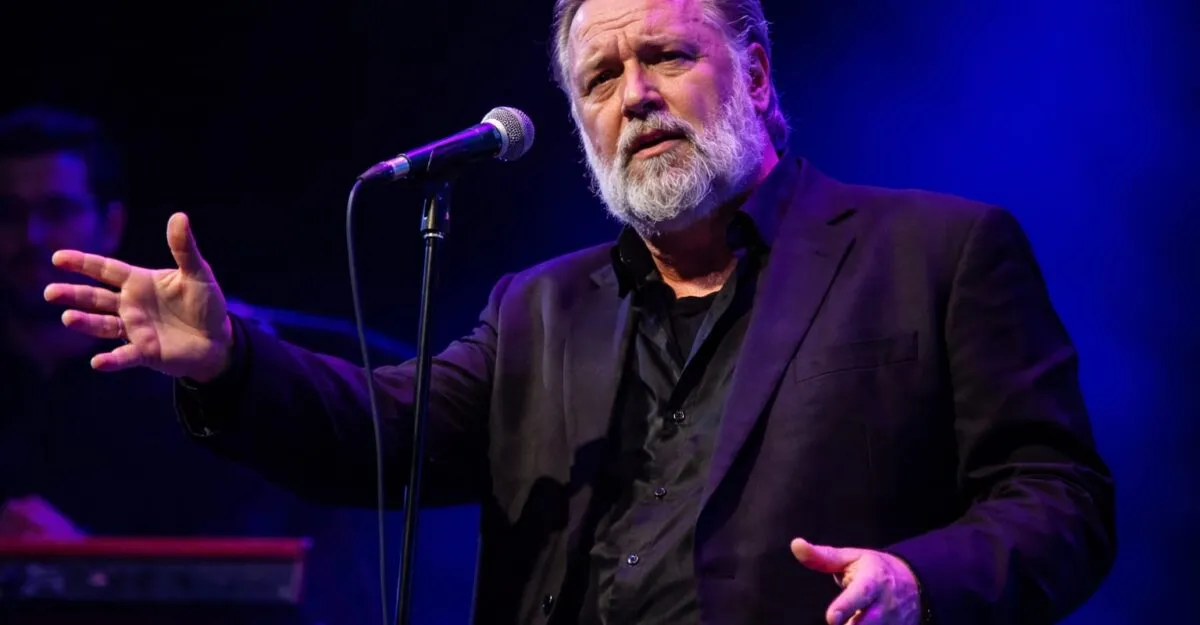 Russell Crowe vine în România cu două concerte în mai 2027. Ce știm despre opririle de la Timișoara și București