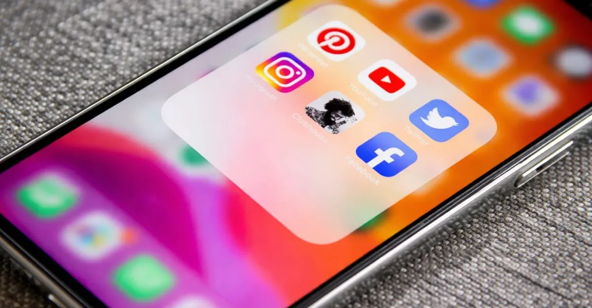 Studiu. Peste șase ore pe zi pe social media dublează anxietatea și triplează riscul de ideație suicidară