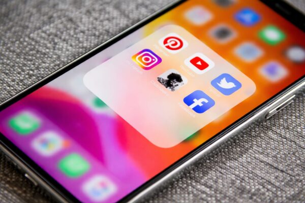 Studiu. Peste șase ore pe zi pe social media dublează anxietatea și triplează riscul de ideație suicidară