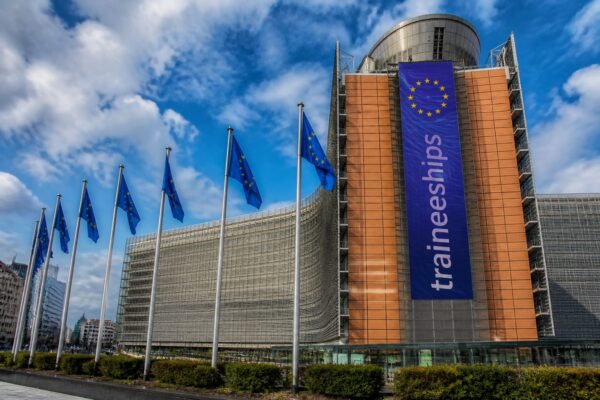Tinerii fără facultate intră, în premieră, în cursa pentru stagiile plătite ale Comisiei Europene