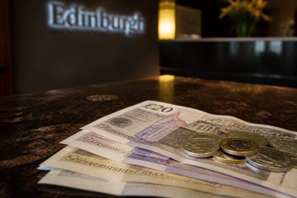 City break-urile în Edinburgh s-au scumpit. Turiștii vor plăti o taxă de 5% pentru cazare, capitala Scoției fiind