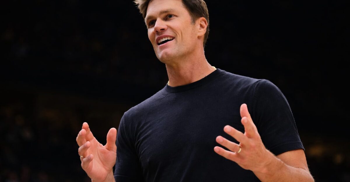 Tom Brady l-a pălmuit pe Logan Paul pe scenă la New York. Fostul star NFL atrage publicul tânăr, dornic de scandal
