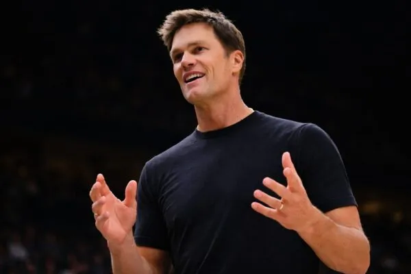 Tom Brady l-a pălmuit pe Logan Paul pe scenă la New York. Fostul star NFL atrage publicul tânăr, dornic de scandal