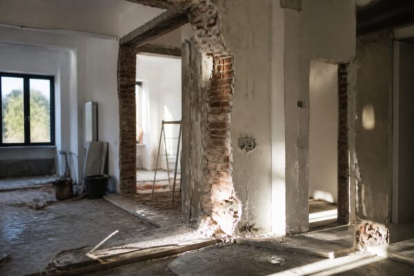 Tudor Chirilă și Iulia Mîzgan au pierdut 30.000 de euro la renovare. Cum i-au ars clauzele din contract