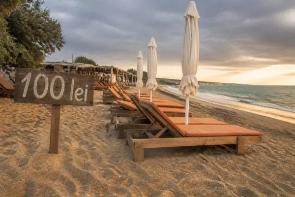 100 de lei pentru un șezlong în weekend. Mai rămâne Vama Veche refugiu pentru tinerii care veneau aici pentru libertate?