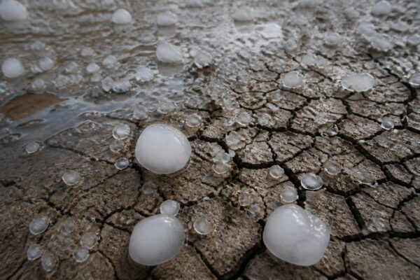 Vremea lovește România cu 35 de grade și grindină de 4 cm