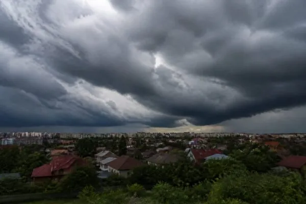 37 de grade și furtuni violente schimbă complet weekendul din România
