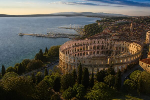 Zadar și Pula devin destinații turistice de top în Croația. Două orașe evită aglomerația din Dubrovnik și Split
