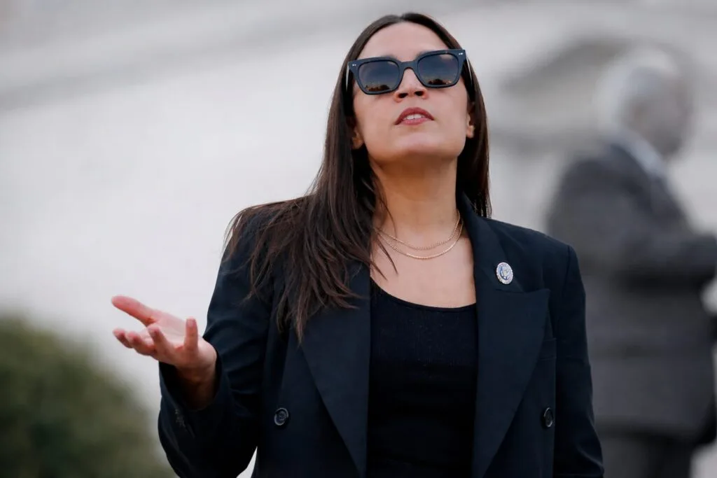 Alexandria Ocasio-Cortez despărțire, Alexandria Ocasio-Cortez și Riley Roberts s-au despărțit după un deceniu împreună