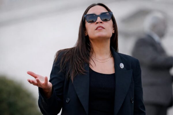 Alexandria Ocasio-Cortez și Riley Roberts s-au despărțit după un deceniu împreună