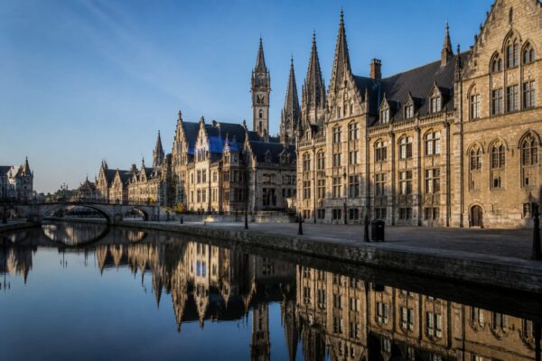 Gent, alternativa mai liniștită la Bruges. Cum ajungi în orașul belgian cu castel din 1180