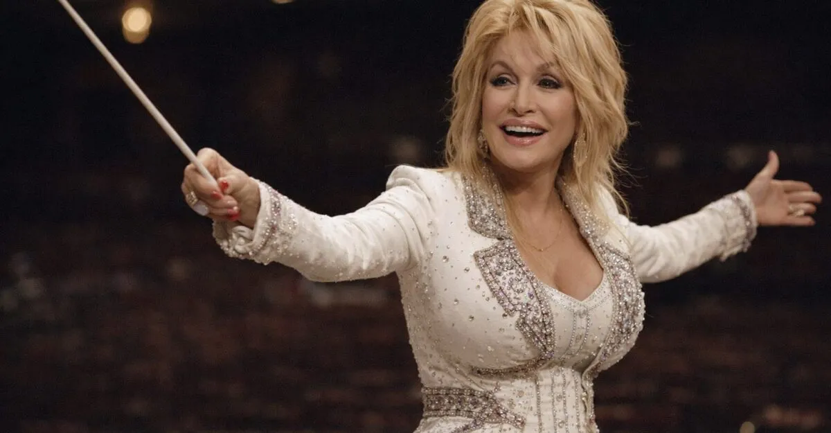 Dolly Parton a lăsat o piesă secretă pentru 2046. Ce ascunde ultimul ei mesaj artistic de la Dollywood