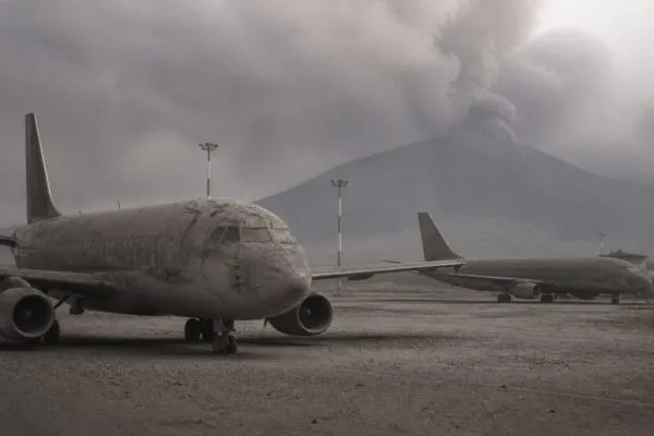 Vulcanul Etna a închis aeroportul din Catania. Mii de turiști blocați în Sicilia în plin sezon estival