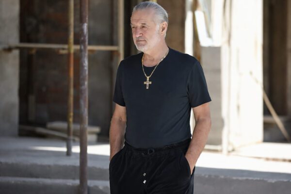 Gigi Becali a oferit sute de lei unui bărbat cu probleme medicale