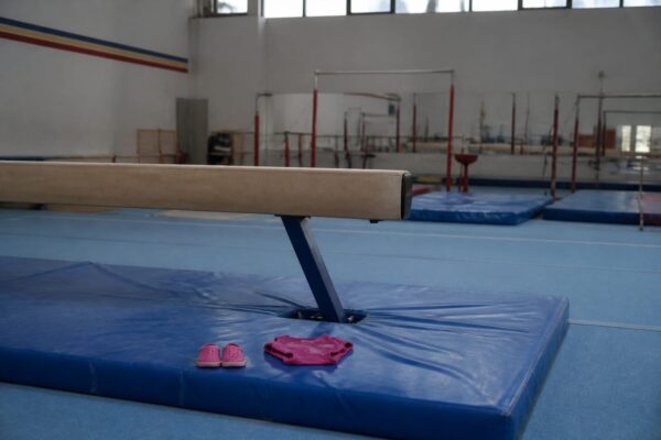 Larisa Iordache și-a dus fiica de un an și jumătate la bârnă. Cum arată prima lecție de gimnastică a micuței Amira