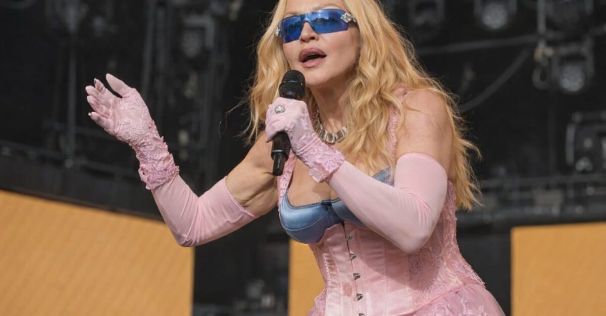 Madonna a sărbătorit 68 de ani în Corfu, imediat după 11 nominalizări la VMA. Cine i-a adus tortul în formă de inimă