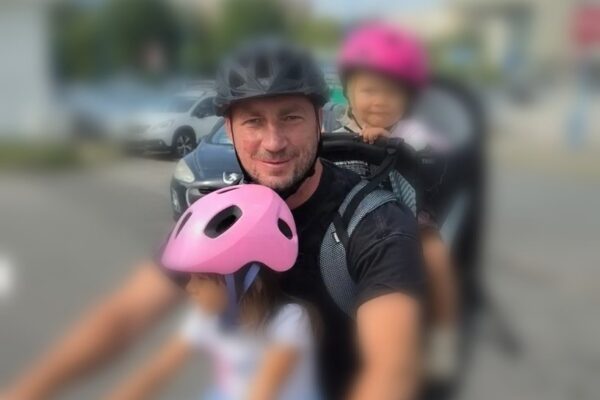 Marian Godină, reclamat la poliție pentru o poză cu fetele pe bicicletă