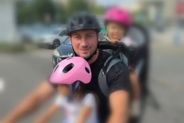 Marian Godină, reclamat la poliție pentru o poză cu fetele pe bicicletă