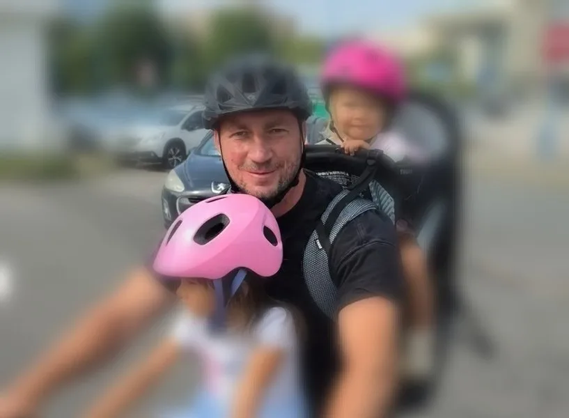 Marian Godină, reclamat la poliție pentru o poză cu fetele pe bicicletă