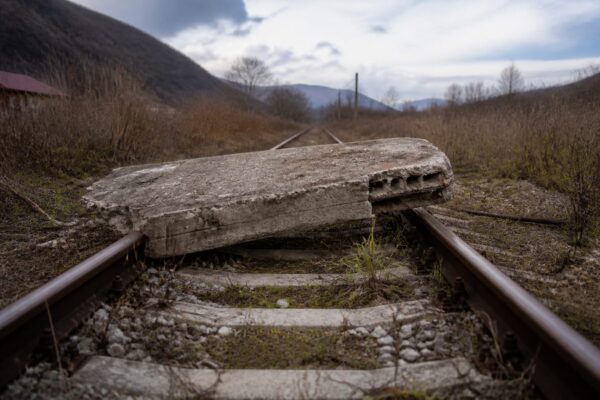 Trei minori din Petroșani au așezat o dală de beton pe șine