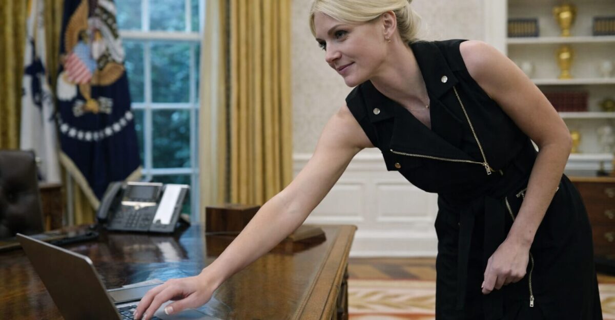Ea este femeia de 35 de ani care îi filtrează lui Trump știrile și l-a urmat inclusiv din portbagaj