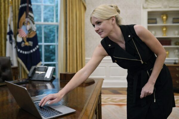 Ea este femeia de 35 de ani care îi filtrează lui Trump știrile și l-a urmat inclusiv din portbagaj