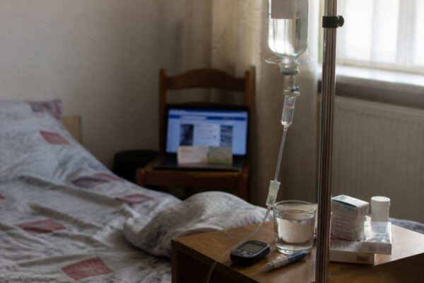 Soția fostului primar, copleșită de grija unui bolnav la pat, a apelat la noua milionară de la Loto. Va primi ajutor?