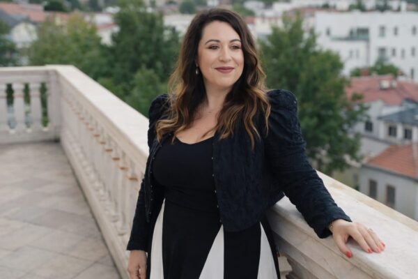 Oana Roman, 40 de lei pentru un dublu espresso și o apă la Mamaia, iar comparația cu Coasta de Azur spune tot
