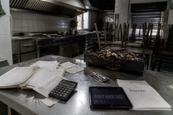 PRO TV și VOYO îl pun pe Pescobar la cârma „Pe muchie de cuțit”, reality-ul cu restaurante aflate în colaps